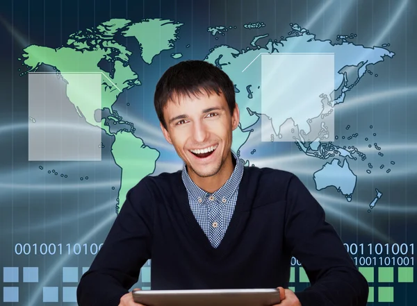 Ένα επιχειρησιακό άτομο χρησιμοποιεί το Διαδίκτυο. χάρτη της γης με το gl — Φωτογραφία Αρχείου