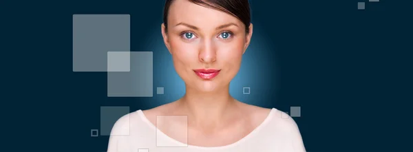 Porträt einer jungen hübschen Frau vor blauem Hintergrund — Stockfoto