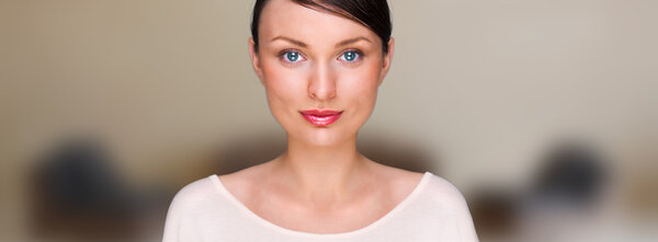 Портрет крупным планом молодой красивой деловой женщины
