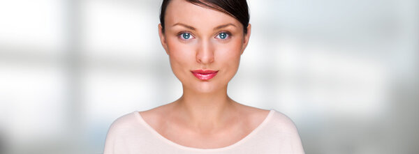 Крупный план портрета молодой красивой деловой женщины, стоящей перед ней
