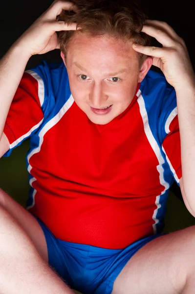 Крупним планом портрет молодого чоловіка в спортивному одязі шанувальника футболу — стокове фото