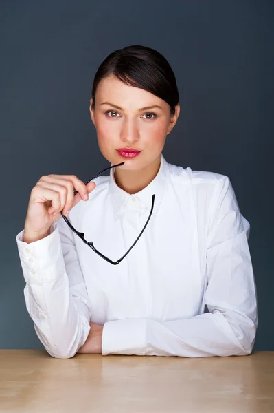 Mooie Europese jonge solide zakenvrouw zitten met glasplaten — Stockfoto