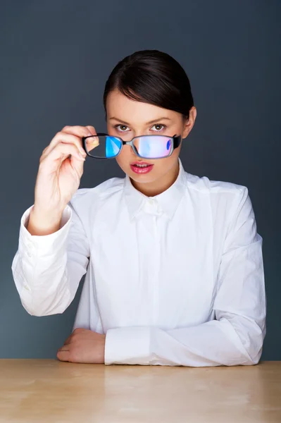 Schöne europäische junge solide Geschäftsfrau sitzt mit Brille — Stockfoto