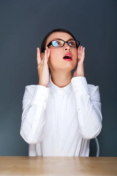 Feliz empresaria en la oficina de reclinación y soñar despierto — Stockfoto