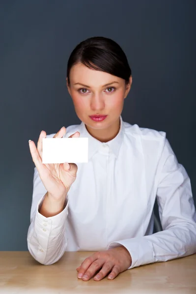 Junge Geschäftsfrau zeigt ihre Visitenkarte - sitzt bei ihr — Stockfoto