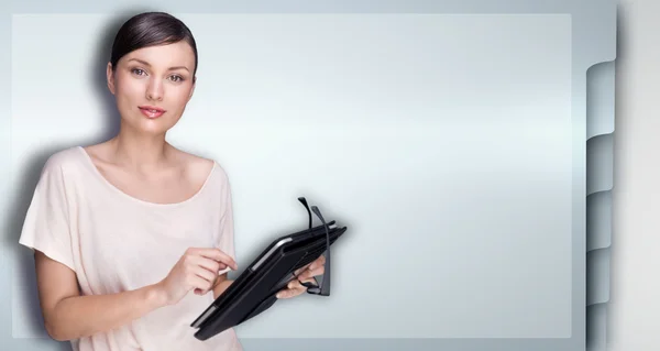 Close-up de mulher bonita com tablet eletrônico contra modelo de web site — Fotografia de Stock