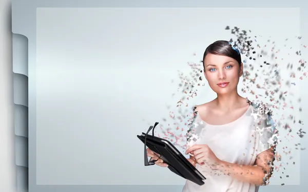 Närbild av vacker kvinna med elektroniska tablett mot web si — Stockfoto
