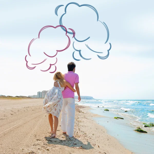 Paar am Strand Händchen haltend und spazierend. sonniger Tag, hell — Stockfoto
