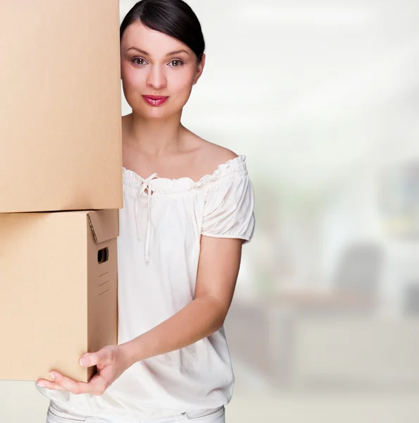 Mujer atractiva con caja haciendo una eliminación — Foto de Stock