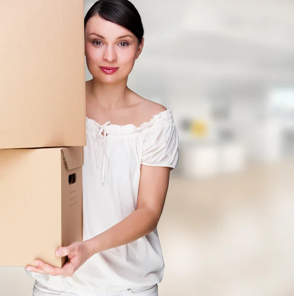 Mulher atraente com caixa fazendo uma remoção — Fotografia de Stock