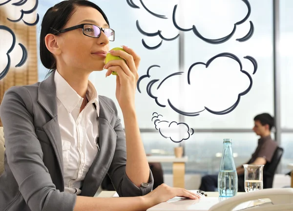 Portret van een mooie jonge zakenvrouw denken. Office bac — Stockfoto