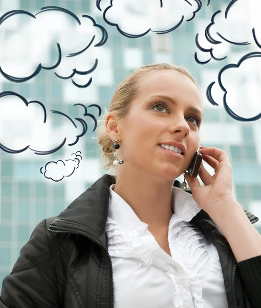 Retrato de mujer de negocios bastante hermosa en el teléfono con un — Foto de Stock