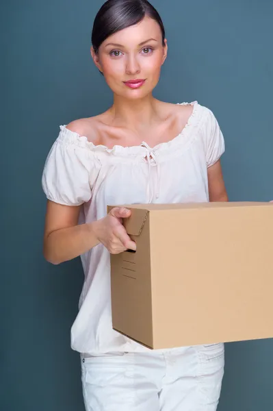 Retrato de close-up de uma jovem com caixa — Fotografia de Stock