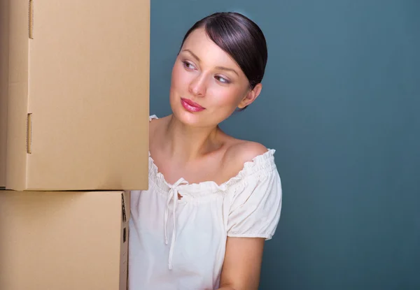 Retrato de close-up de uma jovem com caixas — Fotografia de Stock
