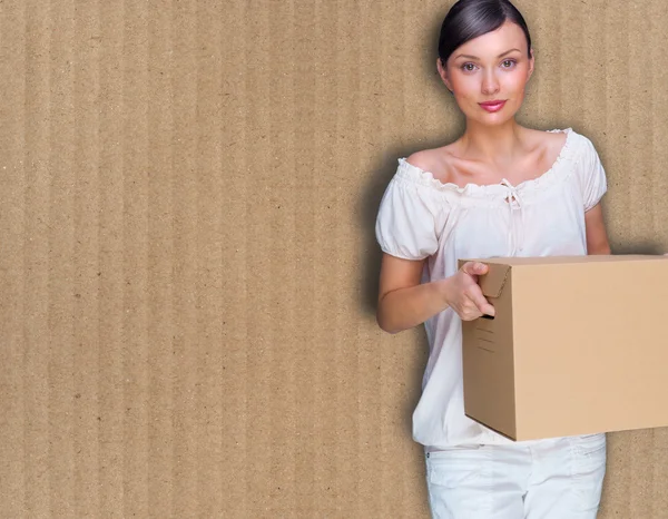 Портрет крупным планом молодой женщины с коробкой — стоковое фото