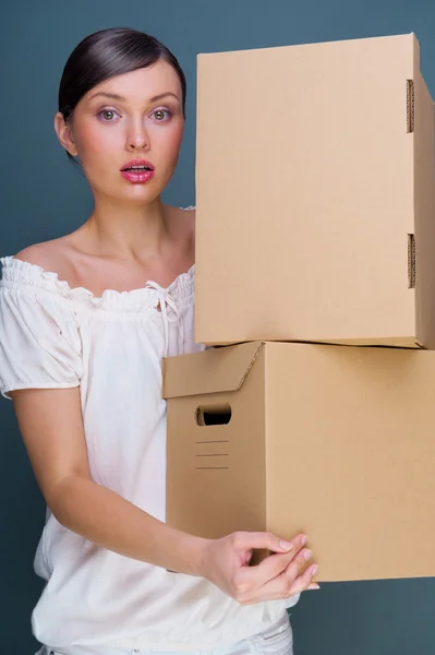 Primo piano ritratto di una giovane donna con scatole — Foto Stock