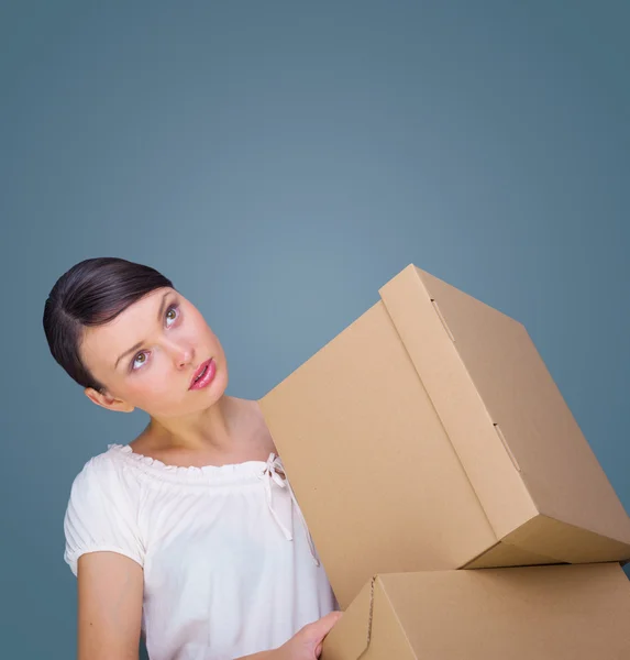 Retrato de close-up de uma jovem com caixas — Fotografia de Stock