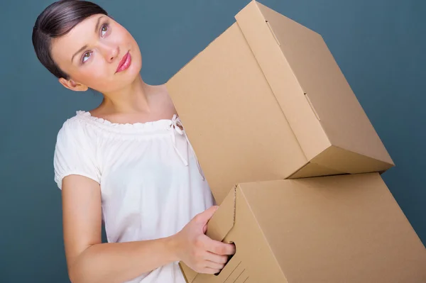 Primo piano ritratto di una giovane donna con scatole — Foto Stock