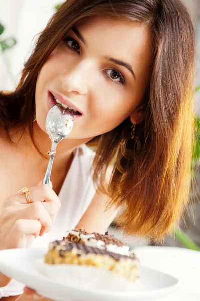Young beautiful woman with a cake. Closeup portrait. Sitting on — Stock Photo, Image