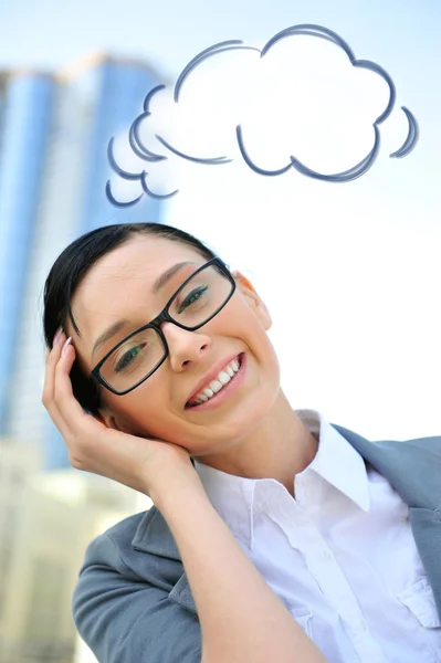 Närbild porträtt av söt ung affärskvinna som bär glasögon sm — Stockfoto