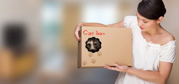 Portrait of young woman holding box with cat inside it — Stock Photo, Image