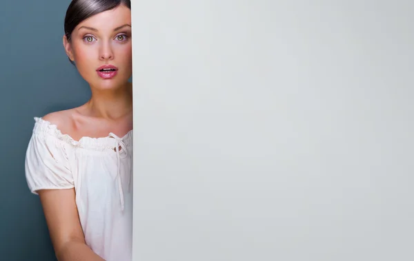 Fechar-se de jovem, mulher bonita de pé perto enorme placa em branco um — Fotografia de Stock