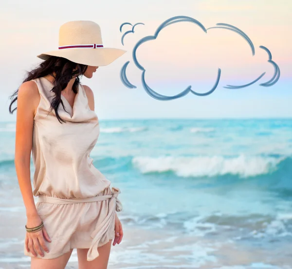 美しいセクシーな日焼けブルネットを着た若い女性麦わら帽子と — ストック写真
