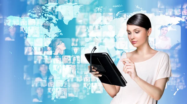 Ritratto di giovane donna che tiene in mano il suo computer tablet e comunale — Foto Stock