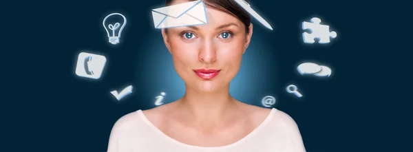 Een zakenvrouw met pictogrammen zweven rond haar hoofd. Portret van — Stockfoto