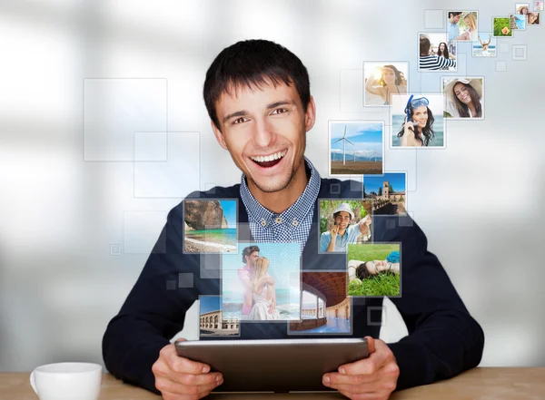 Porträt eines glücklichen jungen Mannes, der seine Foto- und Videodateien in — Stockfoto
