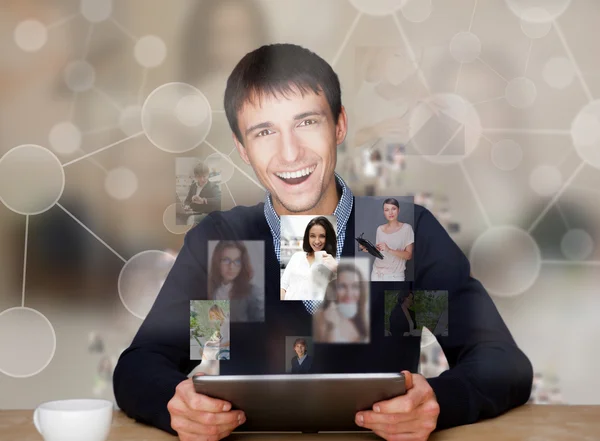 Een zakenman bezig met moderne technologie tablet pc en c — Stockfoto
