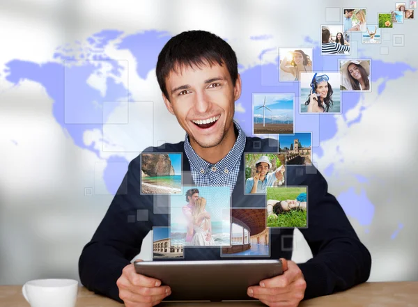 Retrato de un joven feliz hombre compartiendo sus archivos de fotos y videos en — Foto de Stock