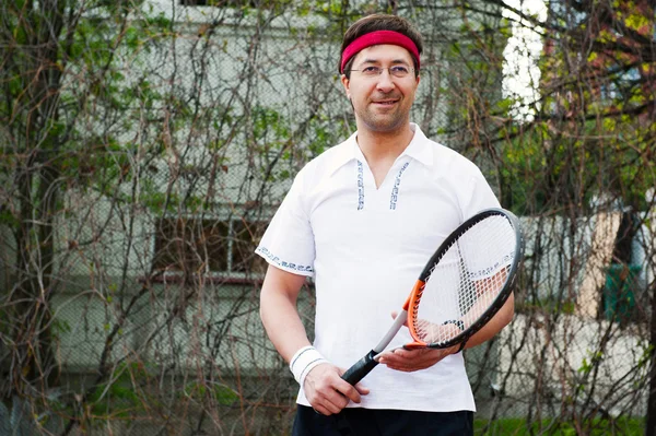 Człowiek dojrzały, grać w tenisa na jego podwórku jego domu — Zdjęcie stockowe