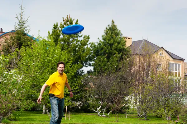 Frisbee onun arka bahçesinde oynayan adam — Stok fotoğraf