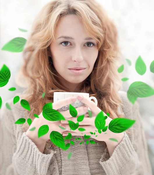 Retrato de hermosa chica pelirroja bebiendo café en invierno ba —  Fotos de Stock