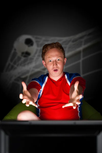 Detailní portrét mladého muže nosit sportovní fanoušek fotbalu — Stock fotografie