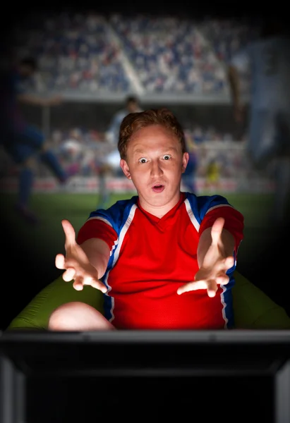 Primo piano ritratto di giovane uomo che indossa abbigliamento sportivo fan del calcio — Foto Stock