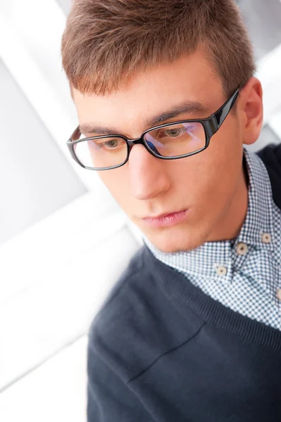 College student nebo příležitostné dobře vyhlížející muž nosí — Stock fotografie