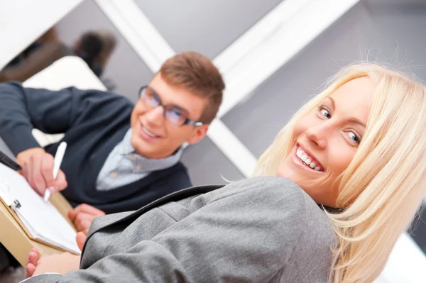 Giovani imprese sorridenti di successo stanno lavorando in ufficio — Foto Stock