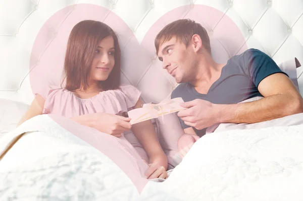 Nahaufnahme Porträt eines glücklichen jungen Paares, das es sich auf dem Bett gemütlich macht. ma — Stockfoto