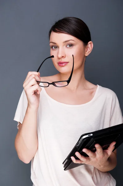 Tablet bilgisayar ve cam tutan genç güzel kadın portresi — Stok fotoğraf