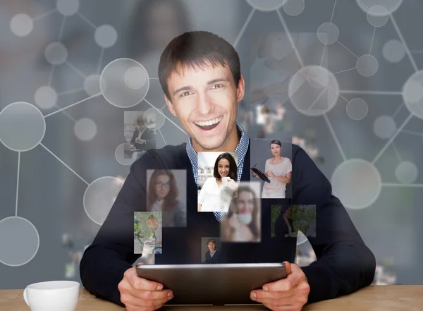 Um homem de negócios que trabalha na tecnologia moderna tablet computador e c — Fotografia de Stock