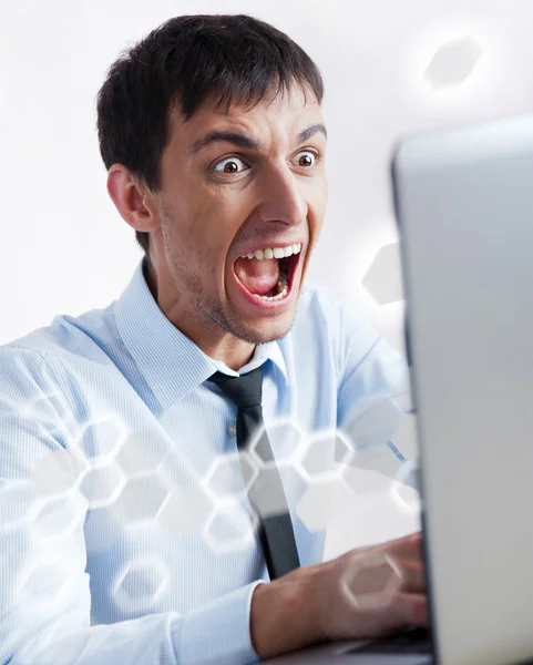 Attraktiv ung man arbetar med en bärbar dator på sitt kontor. Han är — Stockfoto
