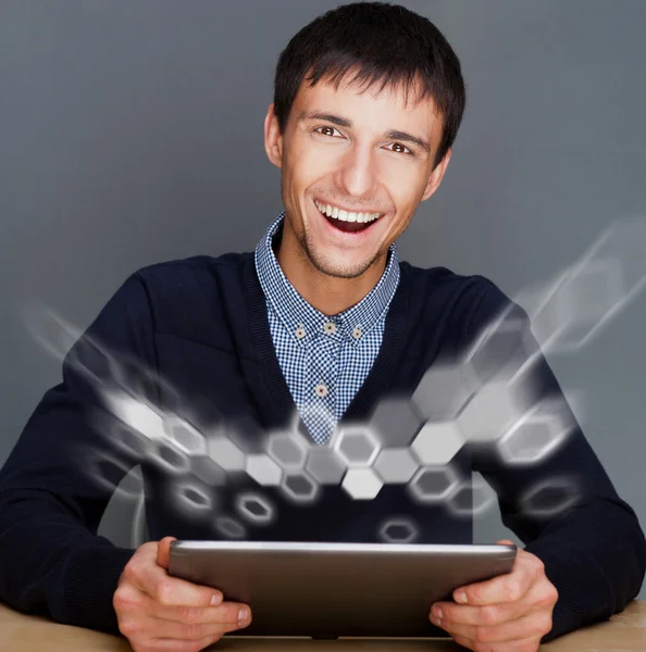 Närbild av en ung leende business man sitter på hans kontor ag — Stockfoto