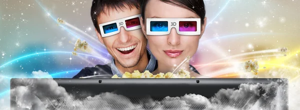 Portrét mladé stylové moderní pár nosit 3d brýle hodinky — Stock fotografie