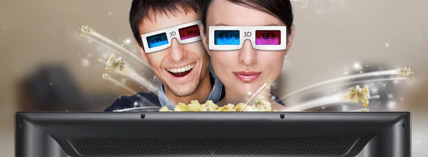 Portrait de jeune couple moderne élégant portant des lunettes 3D montre — Photo