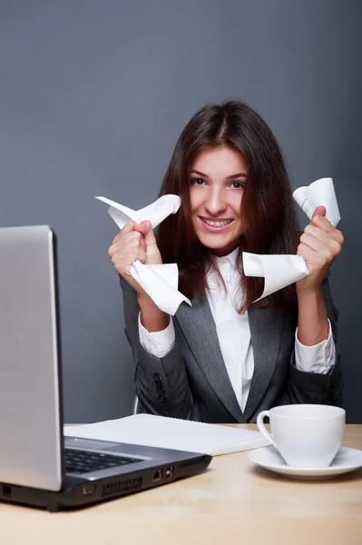 Beeld van jonge zakenvrouw met crumbled papier zitten gelukkig een — Stockfoto