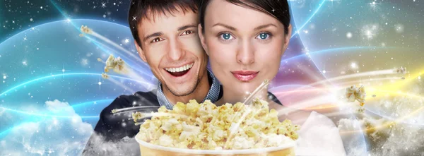 Retrato de pareja moderna con estilo joven viendo la película contra f —  Fotos de Stock