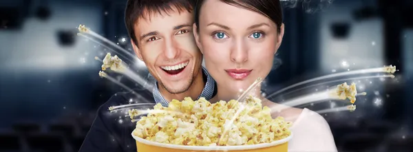 Портрет молодой стильной современной пары, смотрящей кино в кинотеатре — стоковое фото