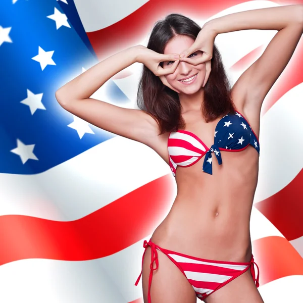 20-25 yaşında güzel bir kadın Mayo ile Amerikan bayrağı bir — Stok fotoğraf